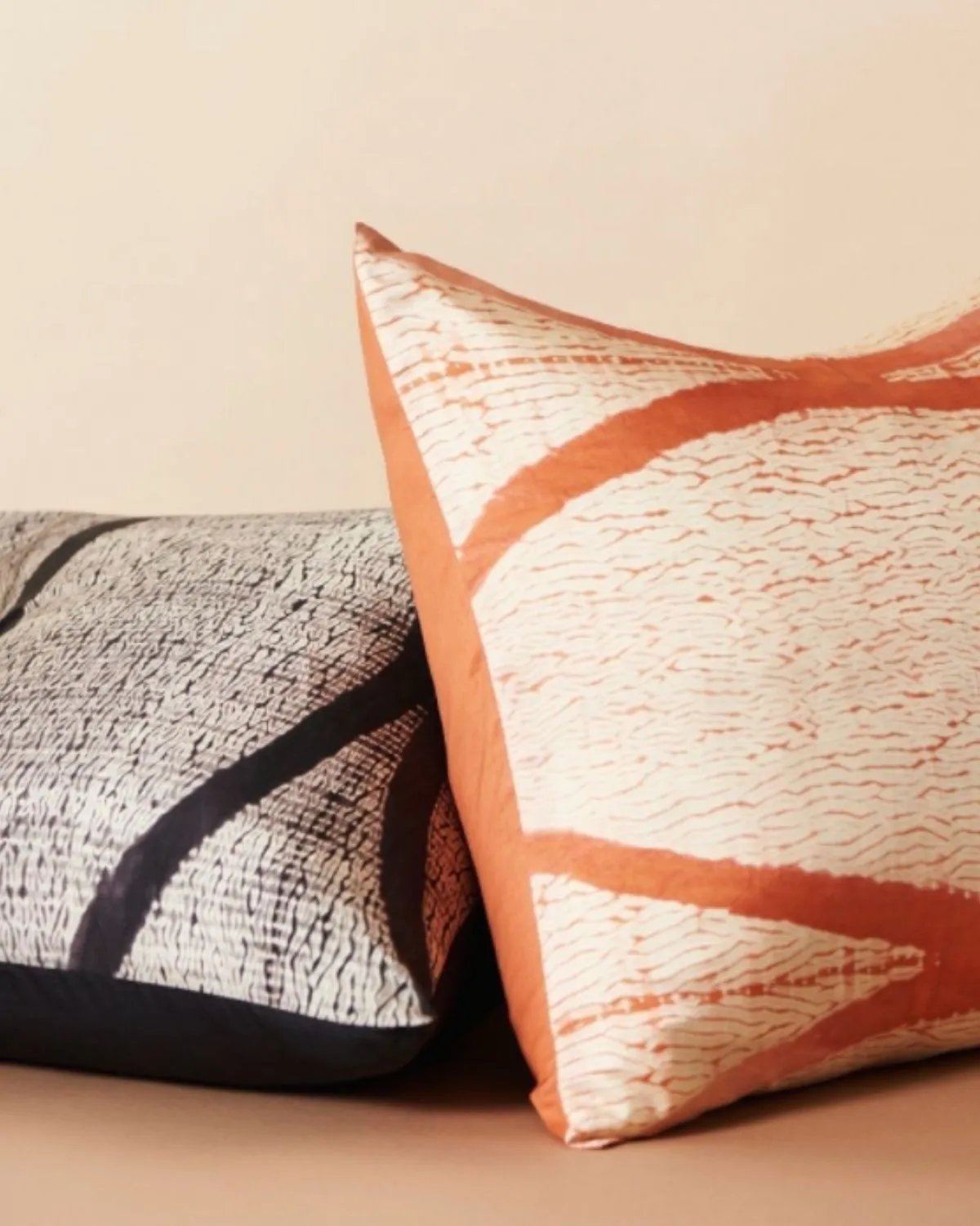 Arc Black Pillow 100% Silk
