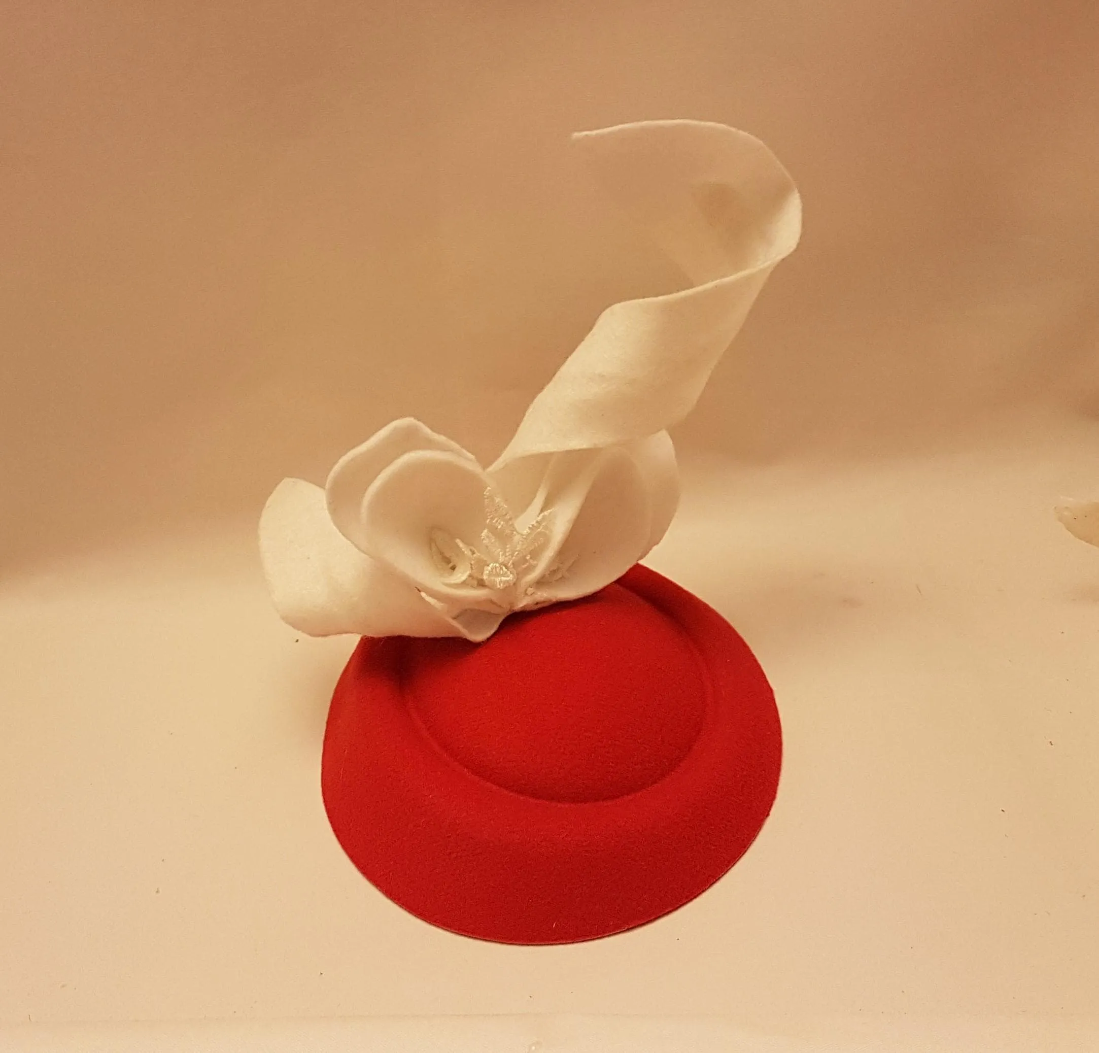 Fascinator Hat Red & White Handcrafted Formal Headwear Sculpted Decoration Perfect for Weddings Races,and Special Occasions Hair accessory