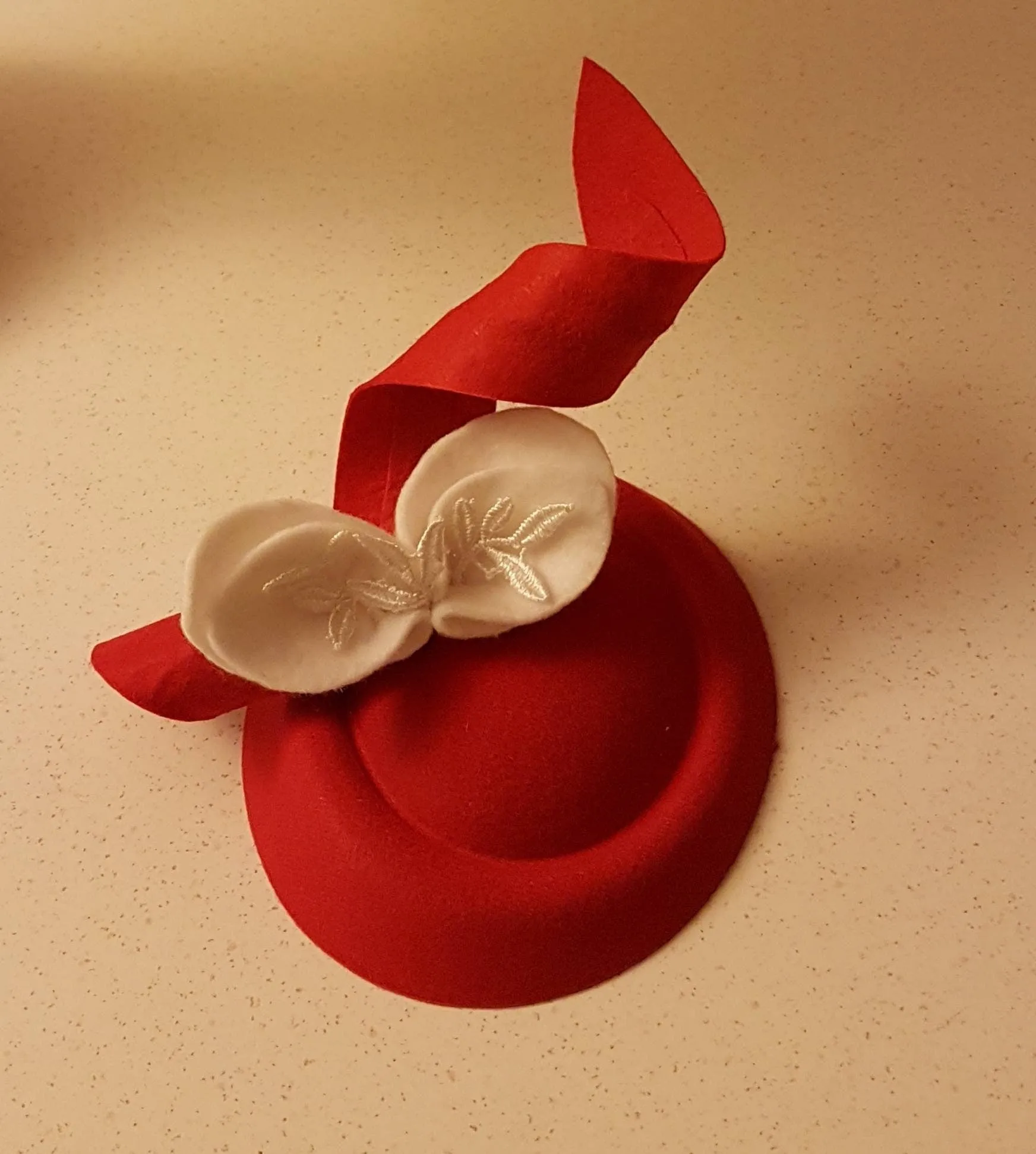 Fascinator Hat Red & White Handcrafted Formal Headwear Sculpted Decoration Perfect for Weddings Races,and Special Occasions Hair accessory