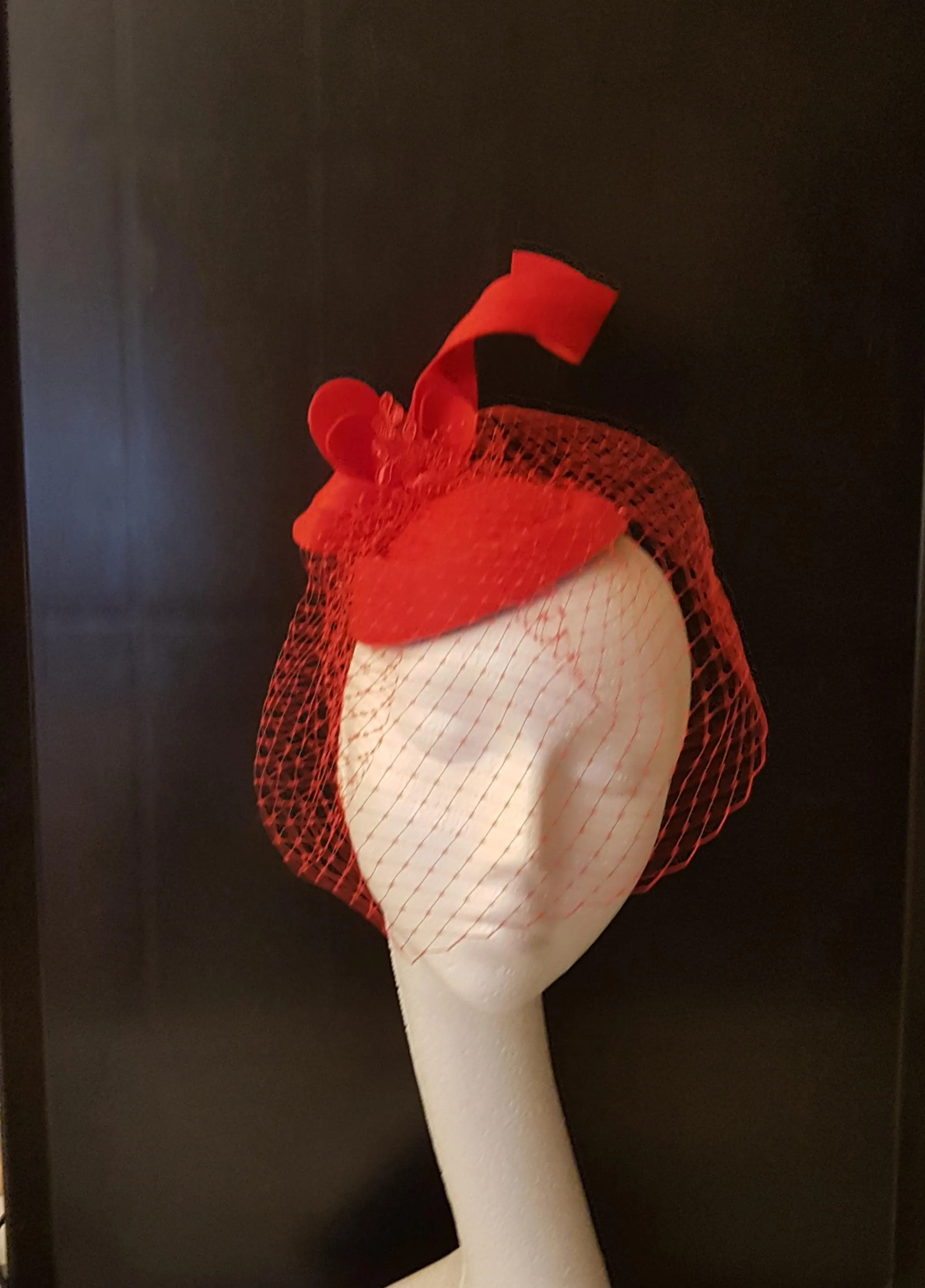Fascinator Hat Red & White Handcrafted Formal Headwear Sculpted Decoration Perfect for Weddings Races,and Special Occasions Hair accessory