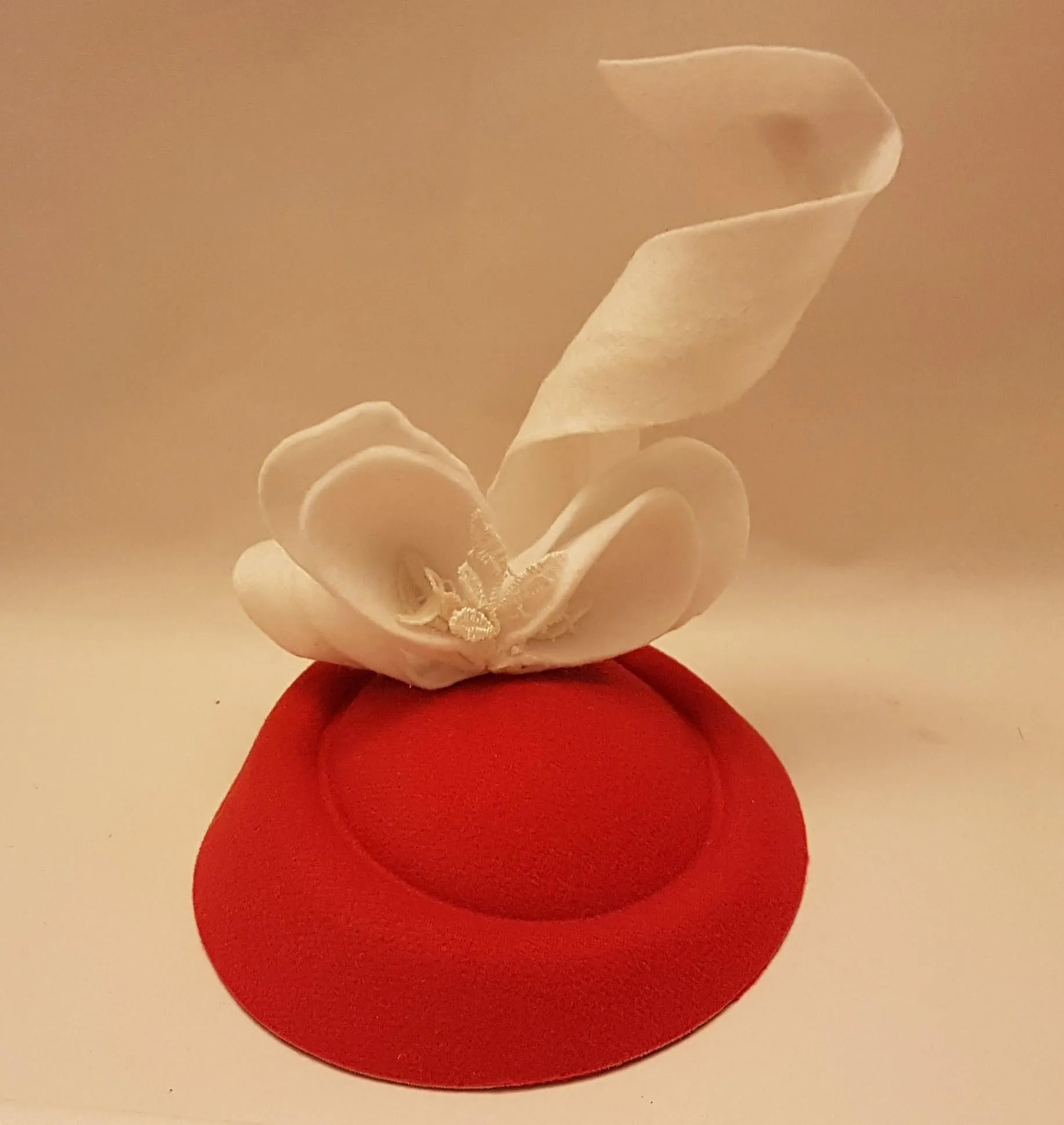 Fascinator Hat Red & White Handcrafted Formal Headwear Sculpted Decoration Perfect for Weddings Races,and Special Occasions Hair accessory