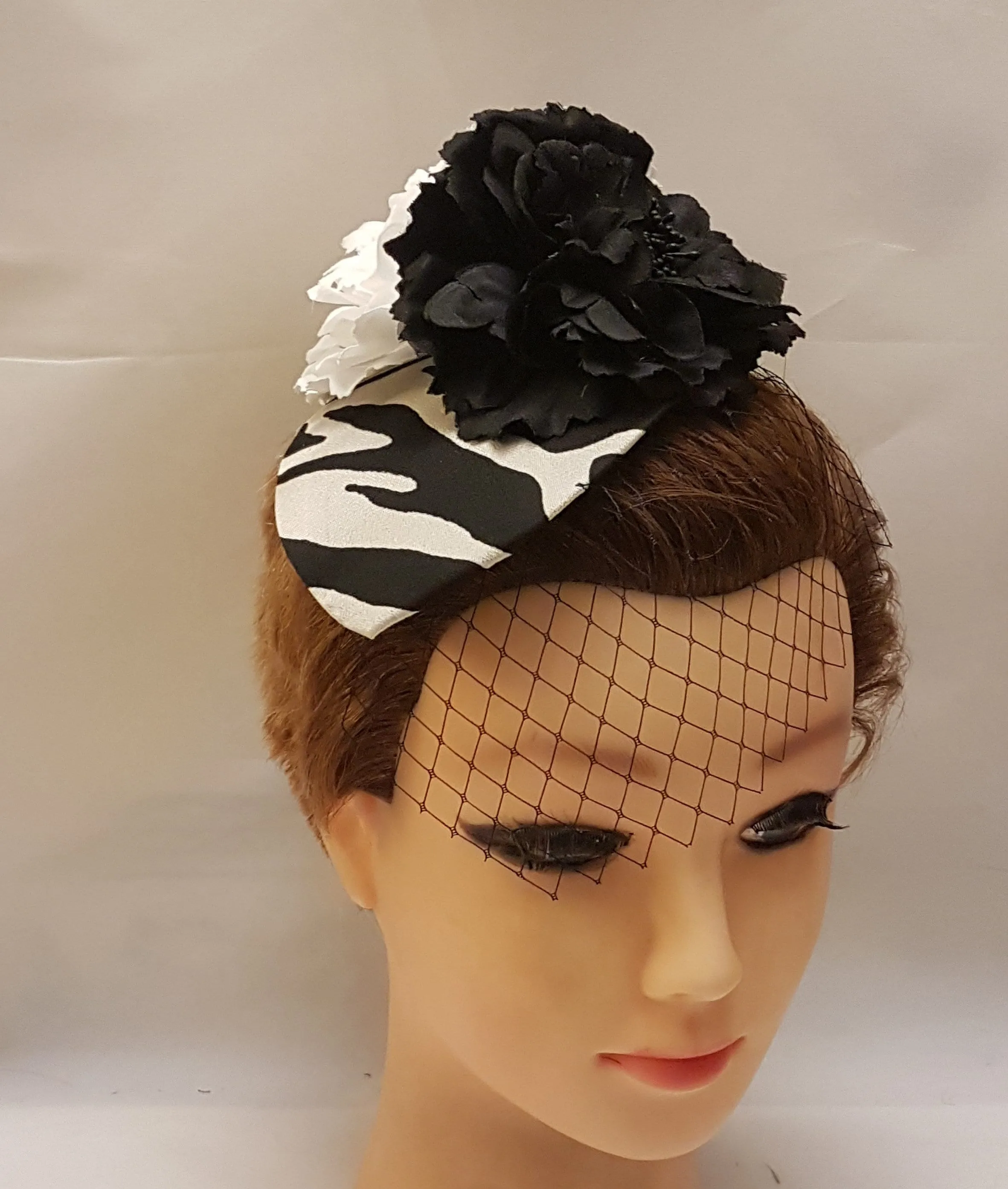 Hat fascinator, Vintage 40s 50s Hat BLACK & WHITE Teardrop Hat  fascinator Race Cocktail hat,  Ascot Hat, Cocktail hat, wedding headpiece