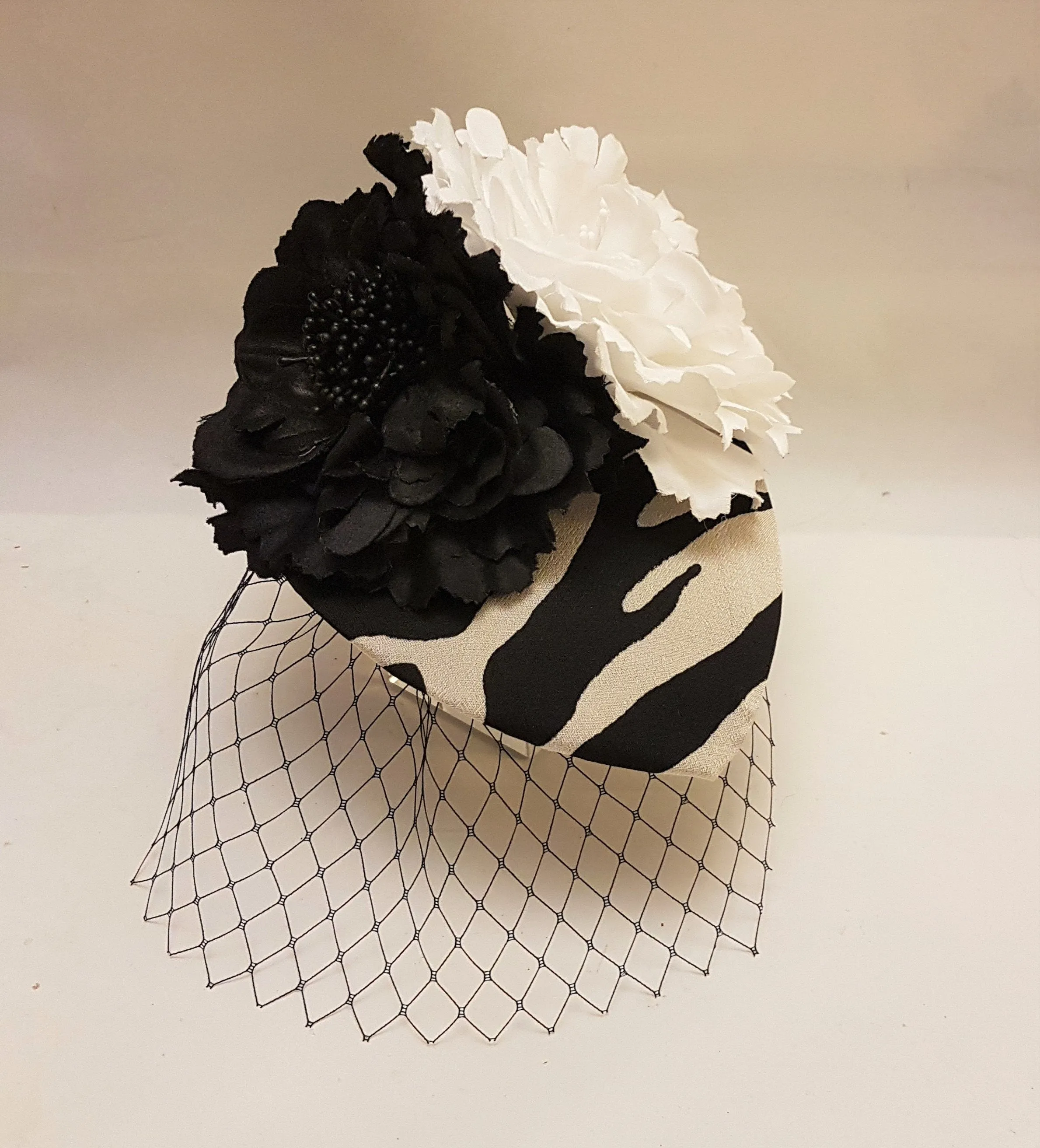 Hat fascinator, Vintage 40s 50s Hat BLACK & WHITE Teardrop Hat  fascinator Race Cocktail hat,  Ascot Hat, Cocktail hat, wedding headpiece