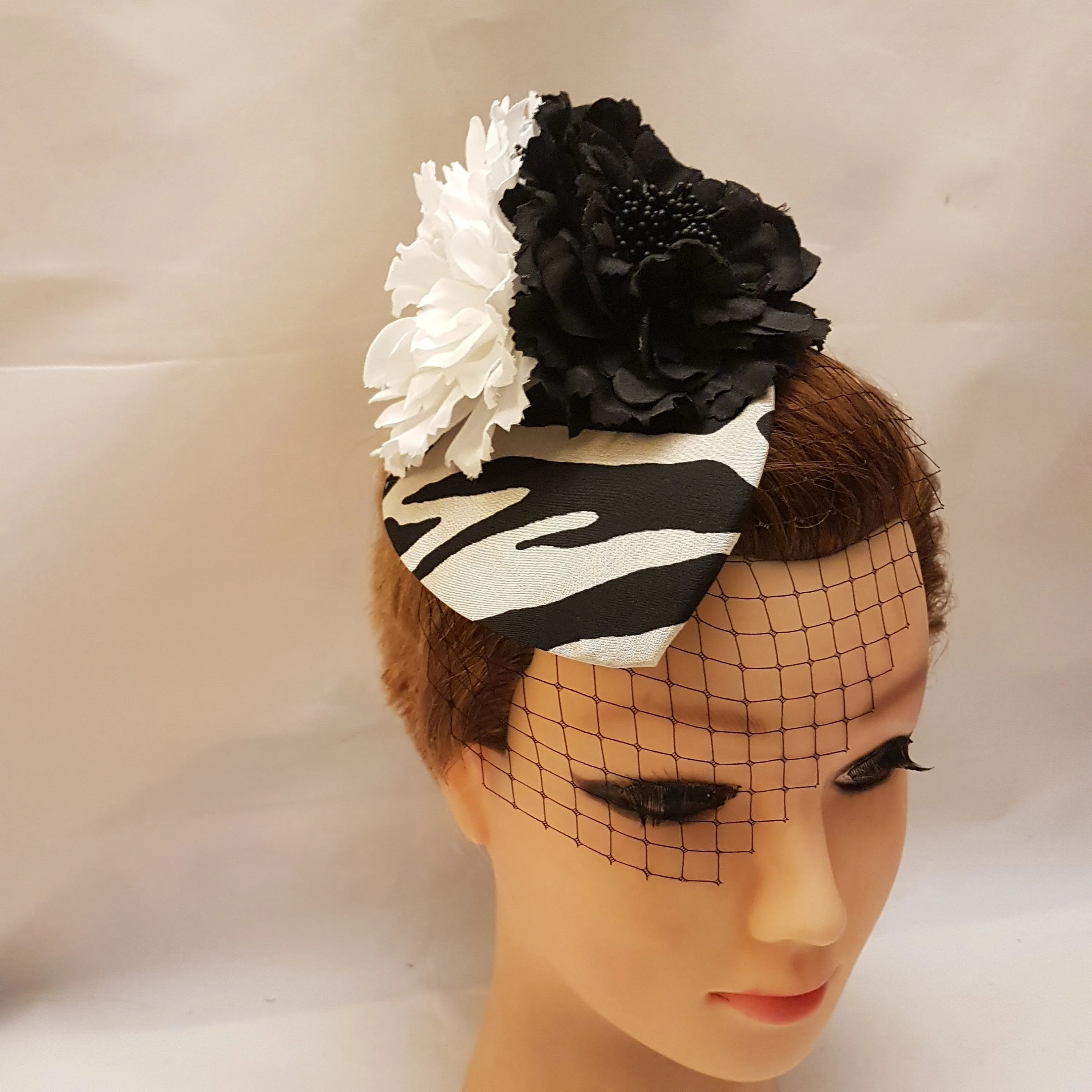 Hat fascinator, Vintage 40s 50s Hat BLACK & WHITE Teardrop Hat  fascinator Race Cocktail hat,  Ascot Hat, Cocktail hat, wedding headpiece