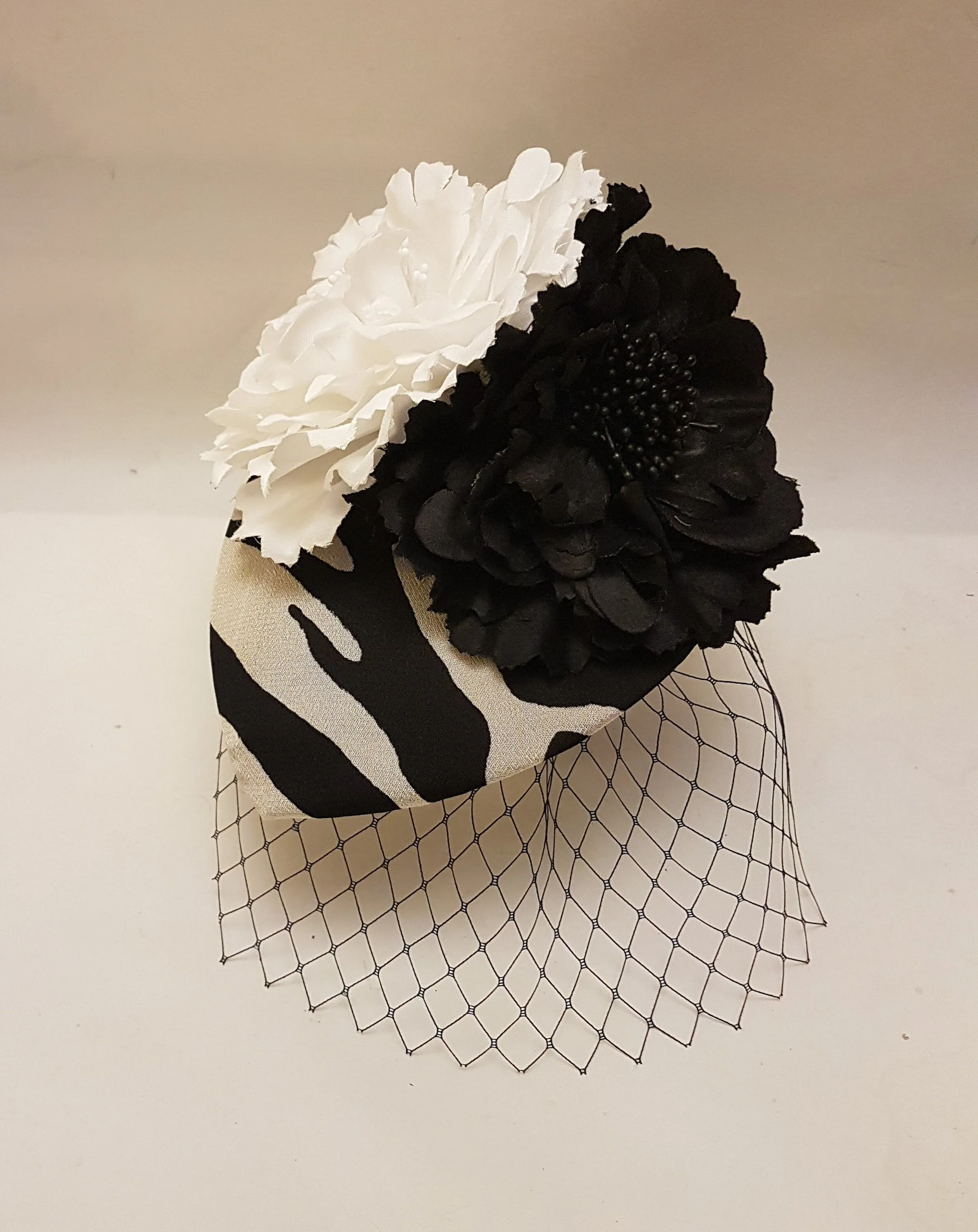 Hat fascinator, Vintage 40s 50s Hat BLACK & WHITE Teardrop Hat  fascinator Race Cocktail hat,  Ascot Hat, Cocktail hat, wedding headpiece