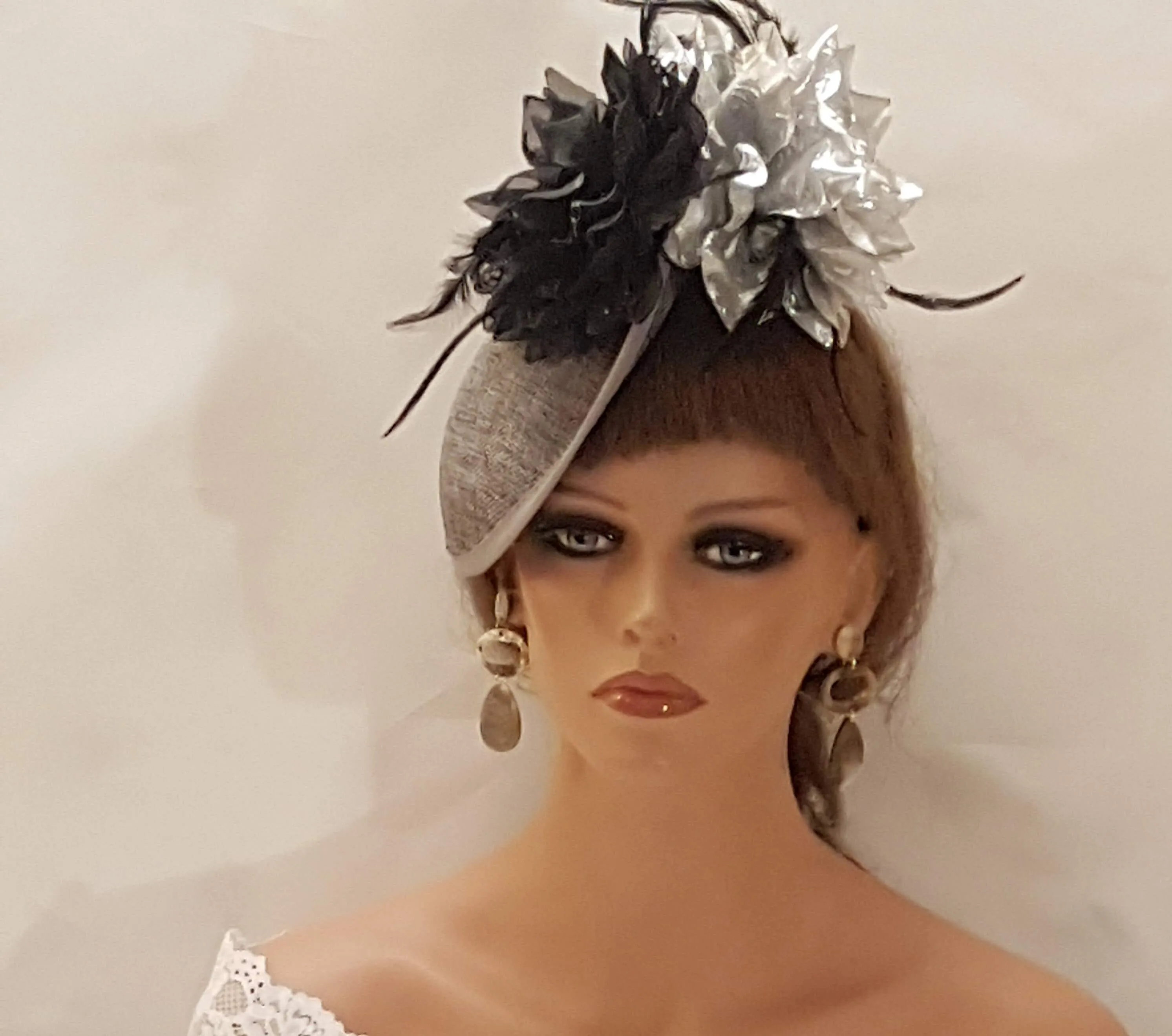 SILVER GREY FASCINATOR Hat 40s 50s Hatinator #Silver & Black Floral Feather fascinator hat Race Ascot hat feather flower Ladies saucer hat