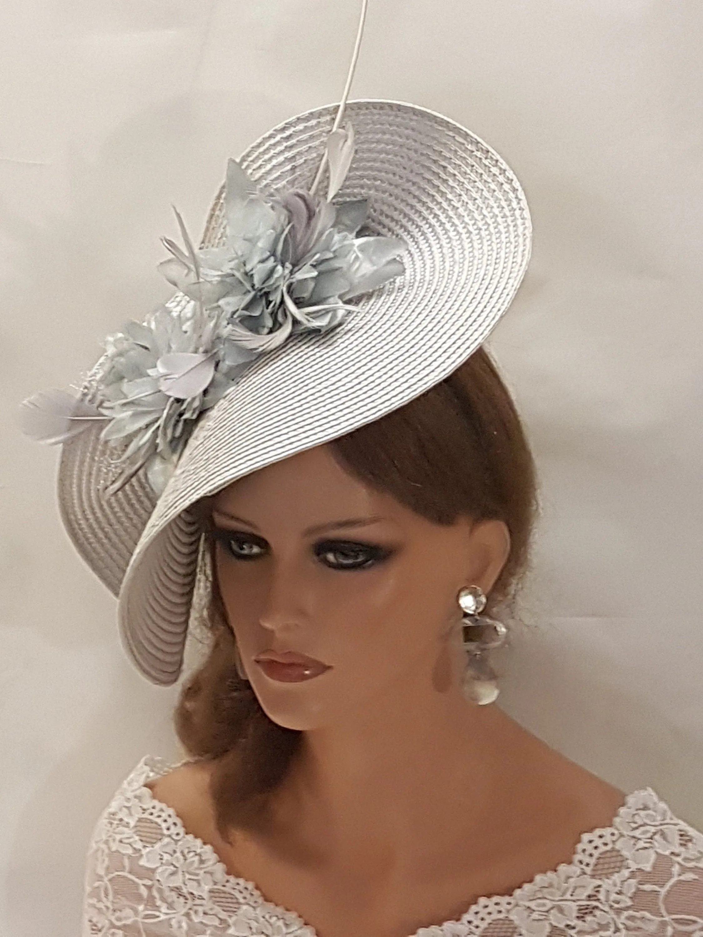 SILVER GREY HAT Fascinator, Large hatinator with long Quil Floral hat. Church, Derb-, Ascot,Wedding, TeaParty hat. Mother of Bride/Groom Hatinator