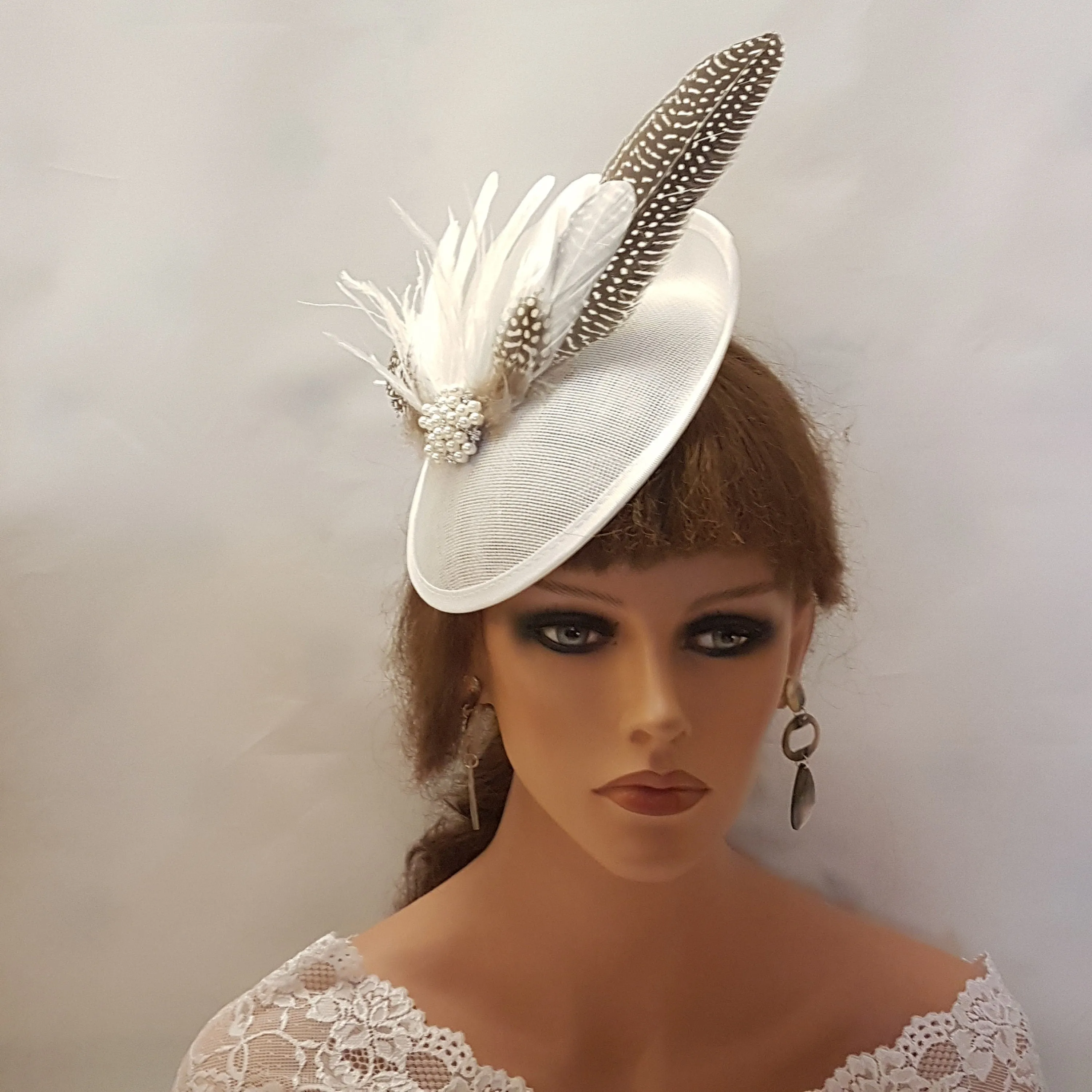 WHITE HAT FASCINATOR Feather Hat Fascinator Race Cocktail hat Ascot party  Wedding Hatinator Bridal headpiece sparkly jewelled hatinator