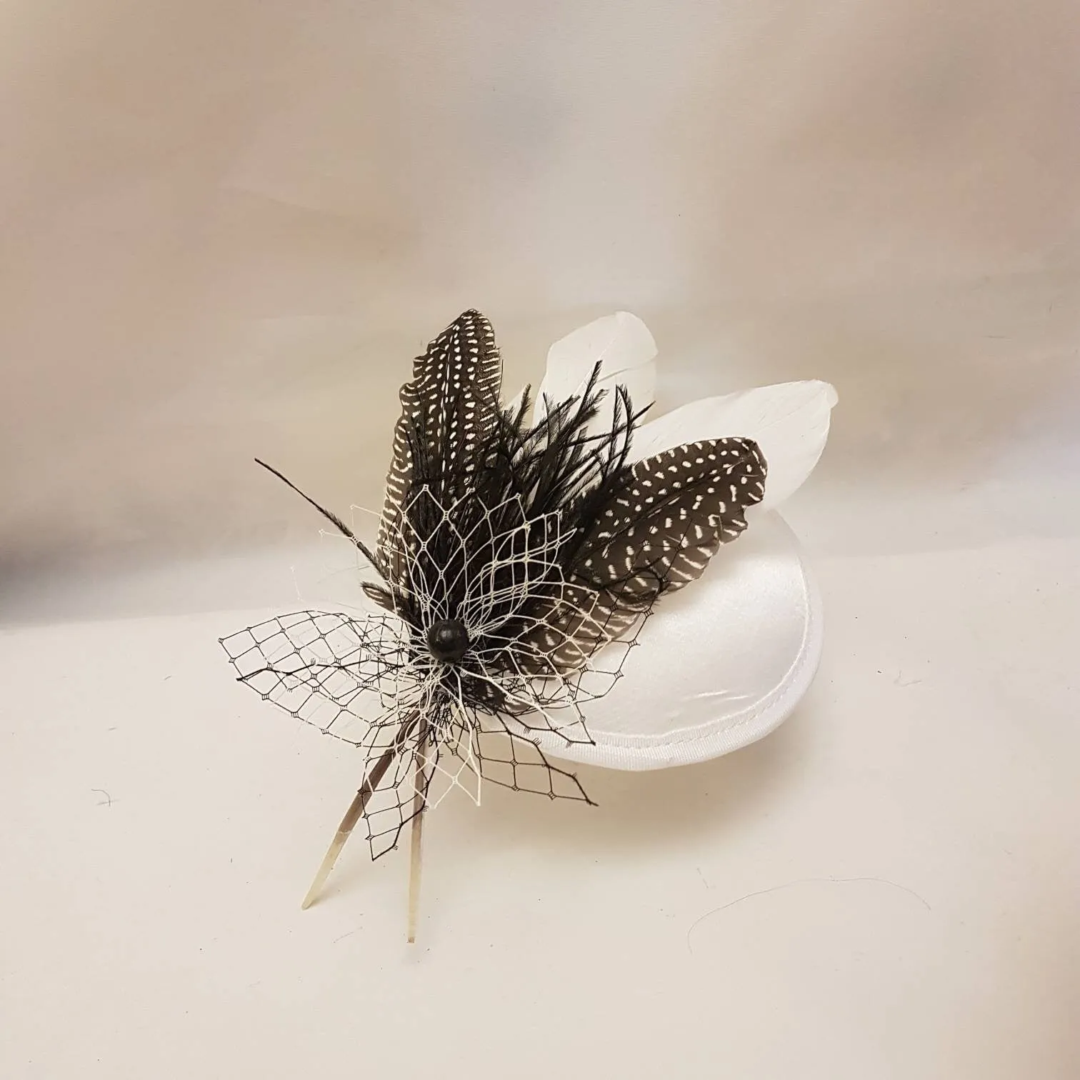 WHITE HAT FASCINATOR Feather Hat, Vintage White  Hat, White Fascinator Hat, Race, Cocktail hat,  Ascot Hat, Cocktail hat, Wedding headpiece